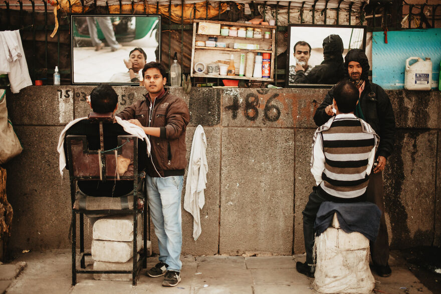 Quán cắt tóc bên đường.