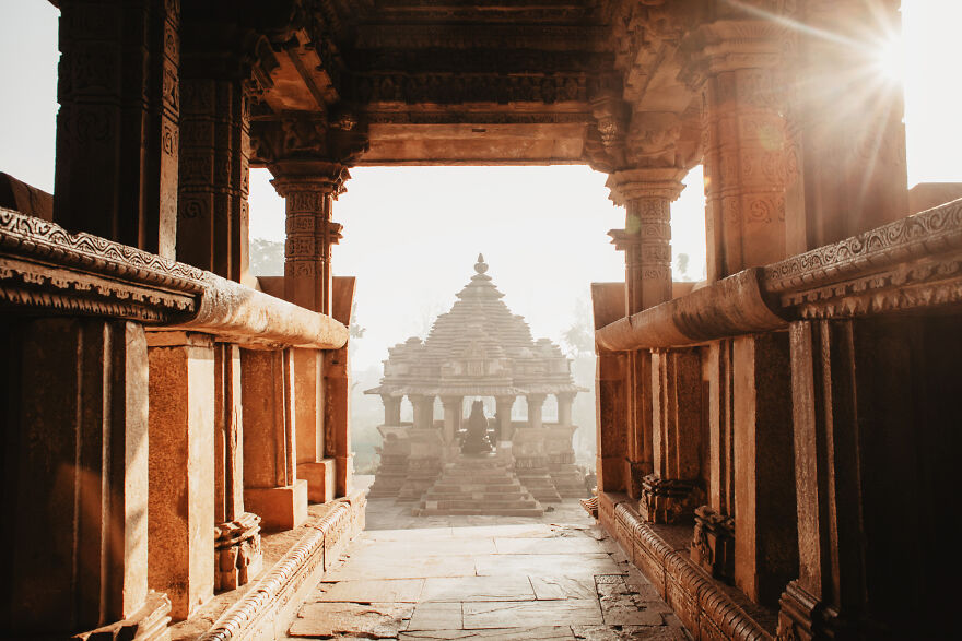 Chuyến đi của Dubrovina kéo dài khoảng hai tuần, bắt đầu ở phía nam, tại Kerala, tiếp đến là qua phía bắc, đến Delhi, Agra, Jaipur, Jodhpur, Varanasi, Sarnath và Khajuraho...