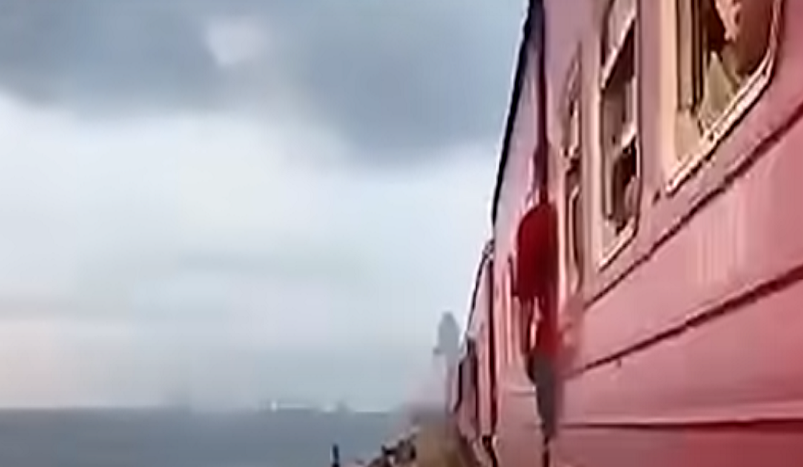 Tháng 12 năm ngoái, một du khách Trung Quốc khác ở Sri Lanka đã bị cành cây đập vào người và ngã khỏi tàu hỏa đang chạy sau khi cô nhoài người ra ngoài để quay video.