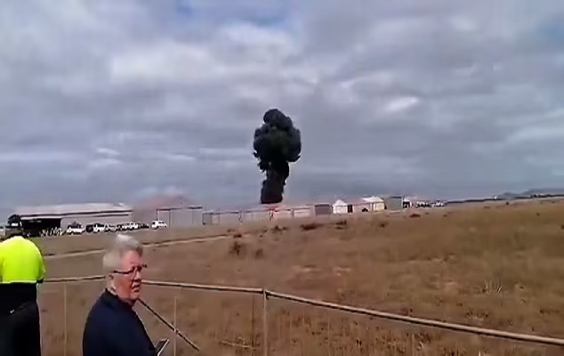 Khoanh khac may bay roi tai trien lam hang khong, phi cong tu nan