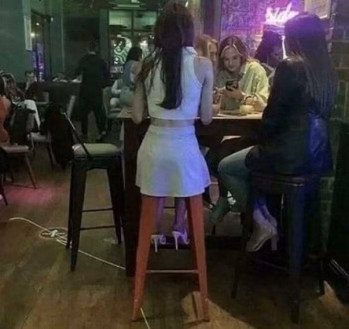 Nhìn kỹ bạn sẽ thấy đôi chân này là chân ghế chứ không phải của cô gái.