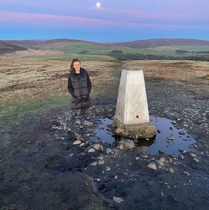 Một sự trùng hợp ngẫu nhiên khiến đôi chân cô gái này như tàng hình.