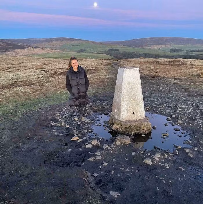 Một sự trùng hợp ngẫu nhiên khiến đôi chân cô gái này như tàng hình.