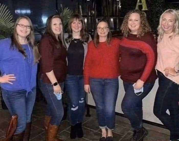 Người phụ nữ áo đỏ như có cánh tay nối dài.