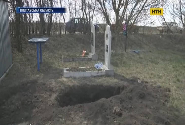 Bi hang xom chon song, nguoi phu nu thoat chet ky dieu