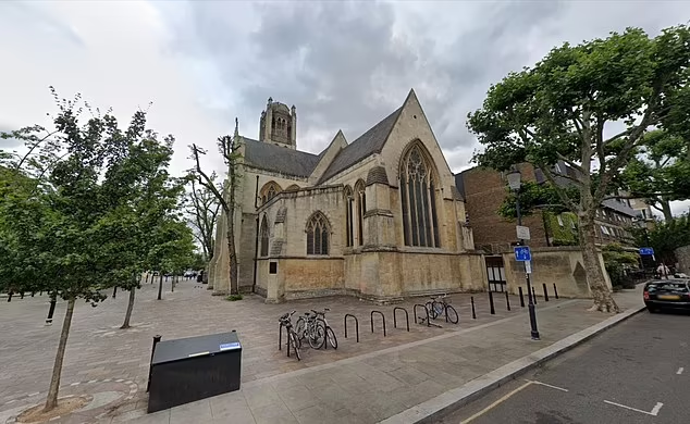 Phat hien thi the be so sinh ben ngoai nha tho