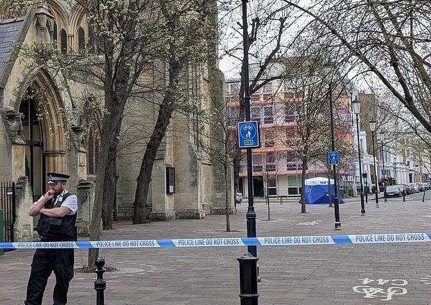 Phat hien thi the be so sinh ben ngoai nha tho-Hinh-2