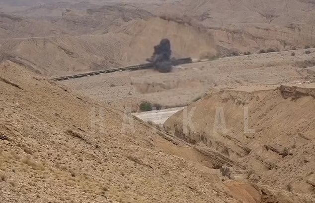 Cuop tau hoa o Pakistan: Phien quan no bom tu sat cung con tin-Hinh-2