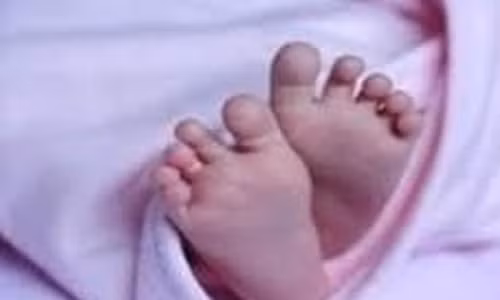 Nu bac si dung sau ke hoach bat coc tre so sinh