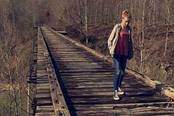 Đây là bức ảnh cuối cùng chụp Abby Williams, 13 tuổi, khi cô đi bộ ở Delphi, Indiana (Mỹ), vào tháng 2/2017 với bạn cô, Libby German - người đã chụp bức ảnh này. Hai người đã bị sát hại sau đó.