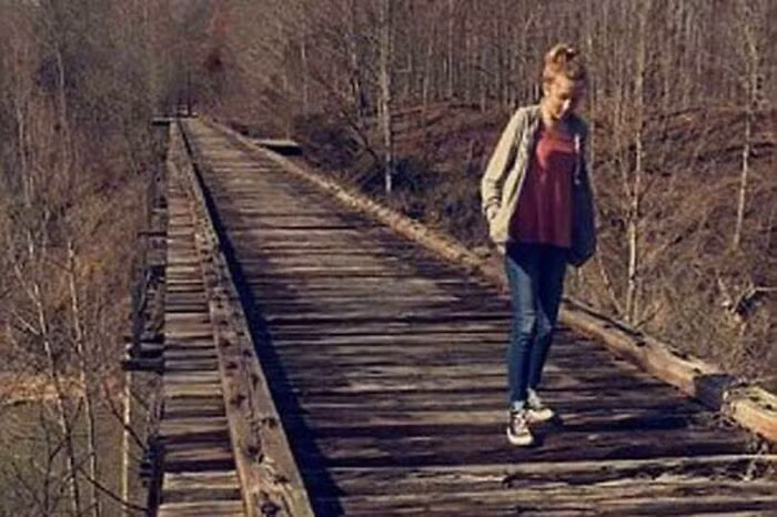 Đây là bức ảnh cuối cùng chụp Abby Williams, 13 tuổi, khi cô đi bộ ở Delphi, Indiana (Mỹ), vào tháng 2/2017 với bạn cô, Libby German - người đã chụp bức ảnh này. Hai người đã bị sát hại sau đó.