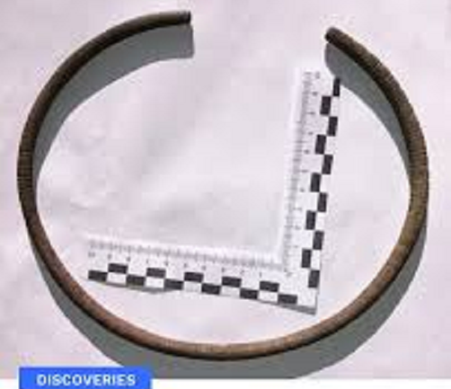 Những đồ vật này cũng làm nổi bật sự thay đổi trong văn hóa Lusatian, đặc biệt là trong các nghi lễ tang lễ. Sự hiện diện của các ngôi mộ bằng gỗ được trang trí lộng lẫy cũng cho thấy sự phát triển của sự phân tầng xã hội và sự trỗi dậy của tầng lớp tinh hoa xã hội trong thời gian này. Ảnh: FB.