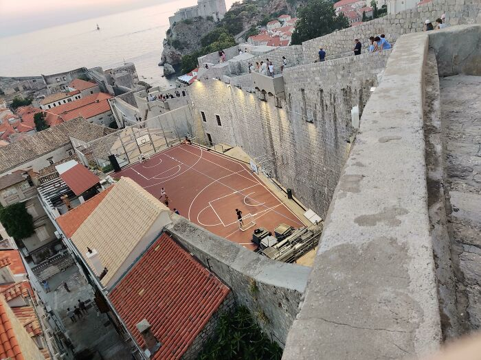 Sân bóng rổ hiện đại trên bức tường 700 năm tuổi ở Dubrovnik, Croatia.