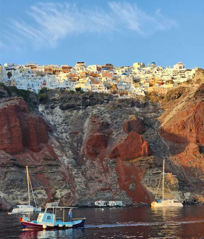 Santorini nhìn từ biển.