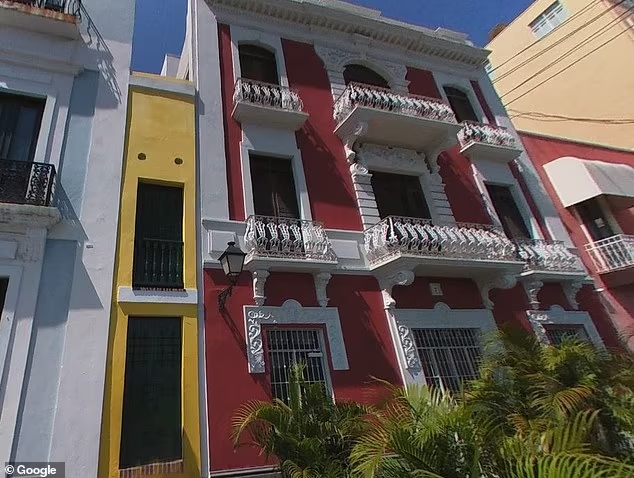 Với chiều rộng khoảng 1,5 mét, La Casa Estrecha ('Ngôi nhà hẹp') ở San Juan, Puerto Rico, từng là một lối đi trước khi được kiến trúc sư Antonio Alvarez biến thành một ngôi nhà chào đón khách du lịch. Ảnh: Google.