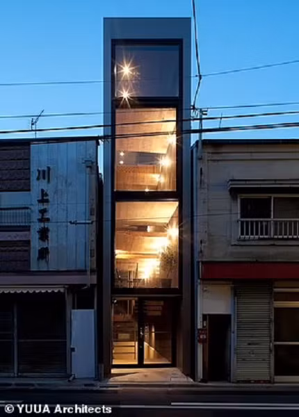 Năm 2015, công ty kiến trúc Nhật Bản YUUA Architects &amp; Associates đã thành công đưa ngôi nhà 4 tầng này vào khoảng rộng 2,5 mét giữa hai tòa nhà hiện hữu, đặt tên là "Ngôi nhà rộng 1,8 mét". Ảnh: YUUA Architect.