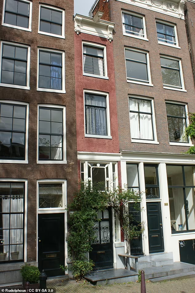 Thủ đô Amsterdam của Hà Lan nổi tiếng với những ngôi nhà hẹp dọc theo kênh đào. Một trong những ngôi nhà hẹp nhất là Singel 166, đã có từ năm 1634. Ảnh: Rodolphous.