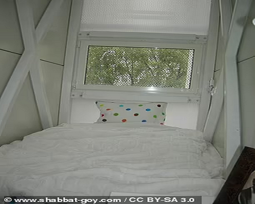 Phòng ngủ bên trong ngôi nhà Keret House. Ảnh: shabbat.