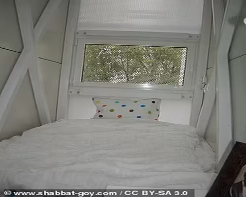 Phòng ngủ bên trong ngôi nhà Keret House. Ảnh: shabbat.