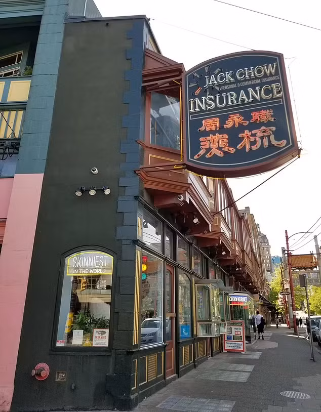 Tòa nhà Sam Kee ở Vancouver, Canada, được Kỷ lục Guinness Thế giới ghi nhận là tòa nhà thương mại mỏng nhất thế giới. Tầng trệt của ngôi nhà chỉ rộng khoảng 1,5 mét. Ảnh: Daily Mail.