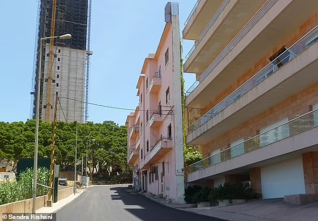 Ngôi nhà 'The Grudge' có chỗ hẹp nhất là 0,6 mét và rộng nhất là 4,3 mét, được xây dựng tại Beirut, Lebanon, vào năm 1954. Chủ nhà đã xây công trình này nhằm phá hỏng tầm nhìn ra bờ biển của nhà người anh trai sau một cuộc tranh chấp về quyền thừa kế. Tòa nhà vẫn có thể ở được và là một trong những bất động sản có giá trị nhất của Beirut. Ảnh: Sandra Rishami.