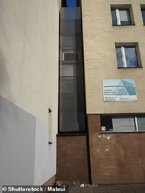 Ngôi nhà Keret House ở Warsaw, Ba Lan, được xây dựng năm 2012. Tòa nhà hai tầng này có điểm hẹp nhất là 0,9 mét và 1,5 mét tại điểm rộng nhất. Ảnh: Shutterstock.