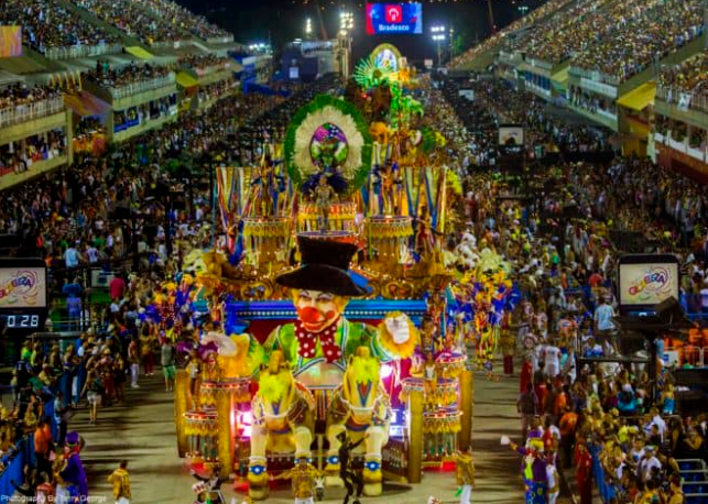 Brazil có lễ hội hóa trang lớn nhất thế giới. Lễ hội hóa trang Rio ở Rio de Janeiro chứng kiến 2 triệu người đổ ra đường để thưởng thức khiêu vũ, âm nhạc và diễu hành trong những bộ trang phục hóa trang tuyệt đẹp. Ảnh: FK.