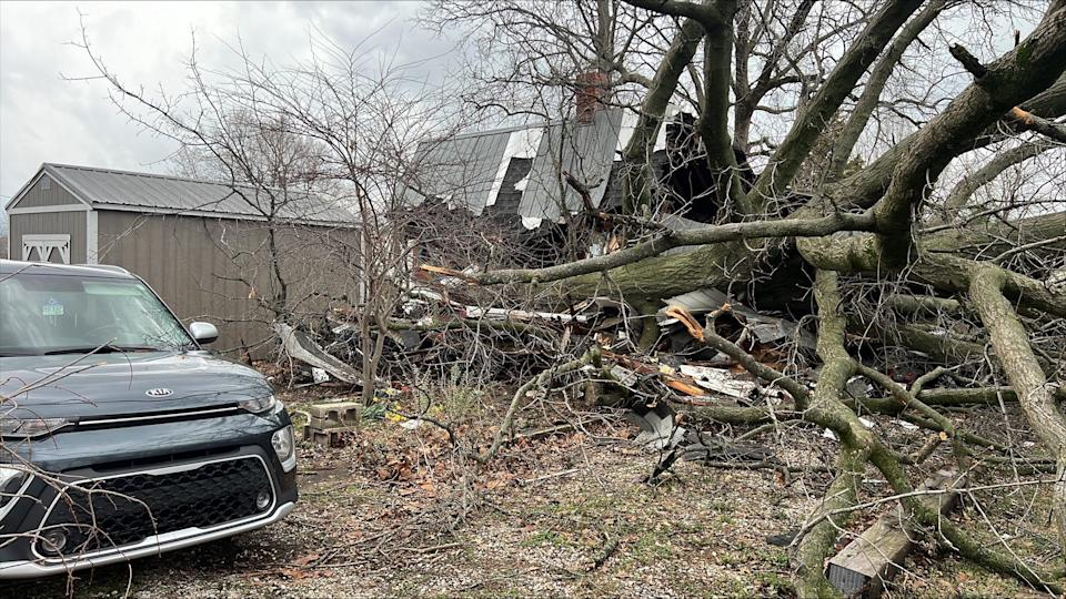 Thiệt hại do bão gây ra tại thành phố Oakland, Indiana, ngày 15/3. Ảnh: USA Today.