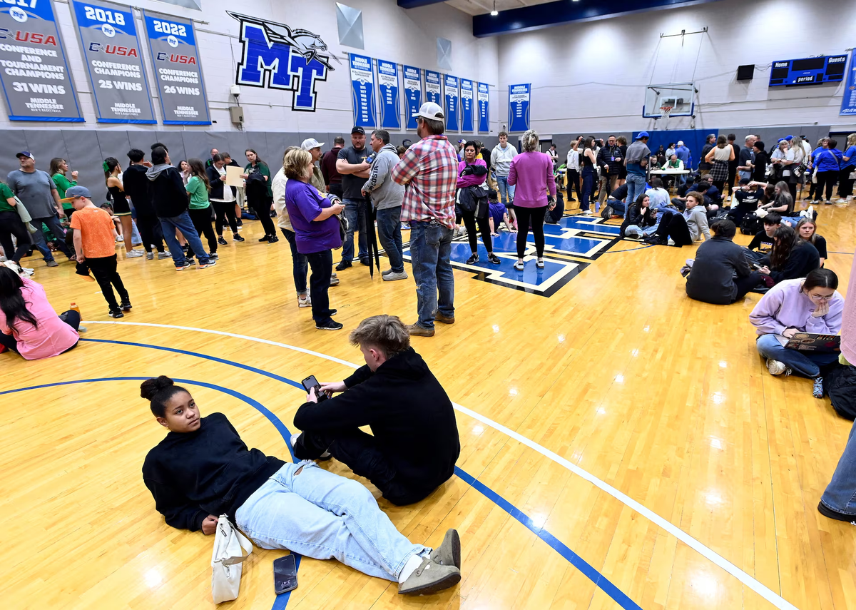 Mọi người trú ẩn tạm thời trong phòng tập thể dục tại Đại học Tiểu bang Middle Tennessee ở Murfreesboro, Tennessee, ngày 15/3. Ảnh: Reuters.