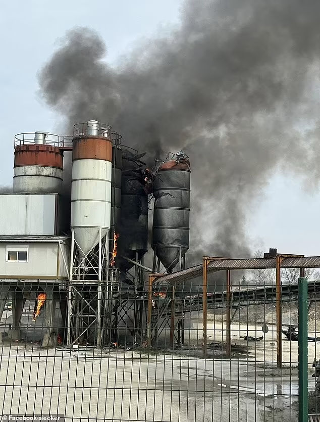 Kinh hai khoanh khac hai may bay quan su Phap dam nhau tren khong-Hinh-2