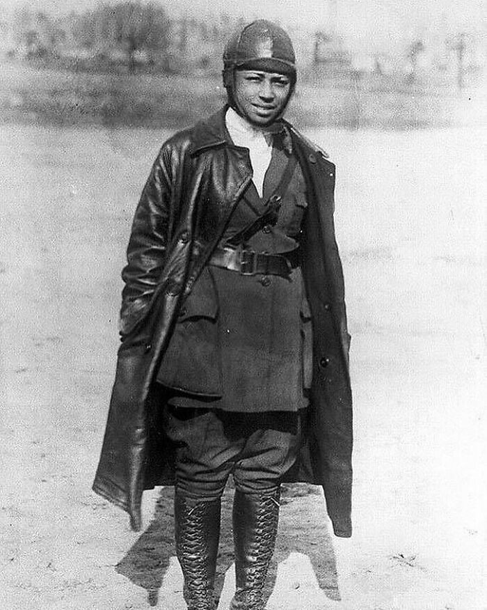 Bức ảnh lịch sử này chụp Bessie Coleman, nữ phi công da màu đầu tiên, năm 1922. Bessie Coleman bị từ chối vào trường đào tạo phi công tại Mỹ nên bà đã chuyển tới Pháp, học tiếng Pháp và lấy được chứng chỉ bay tại đó. (Nguồn ảnh: BP)