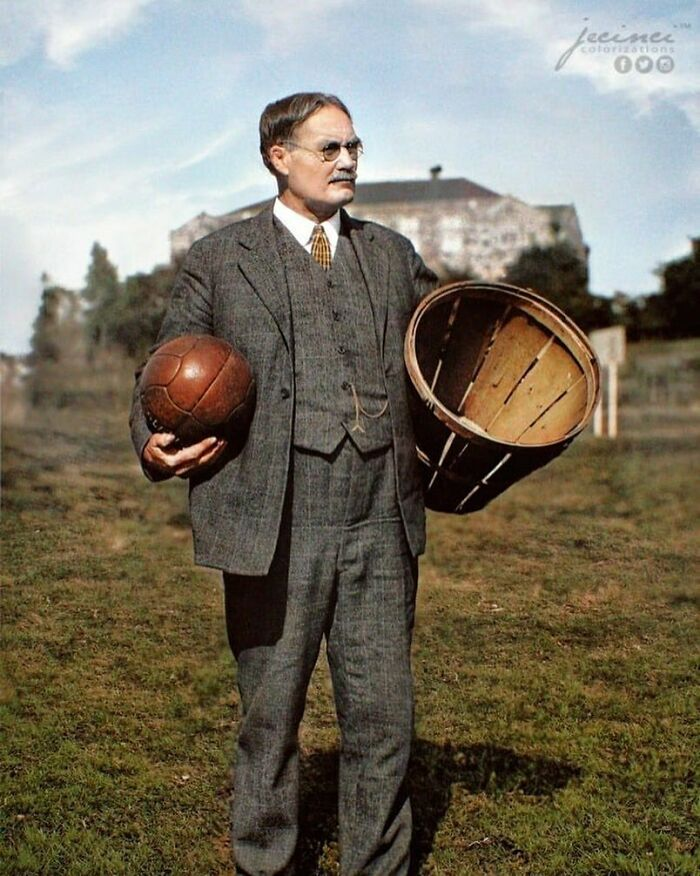 Bức ảnh chụp James Naismith - người được biết đến là "cha đẻ của trò chơi bóng rổ" - năm 1927.
