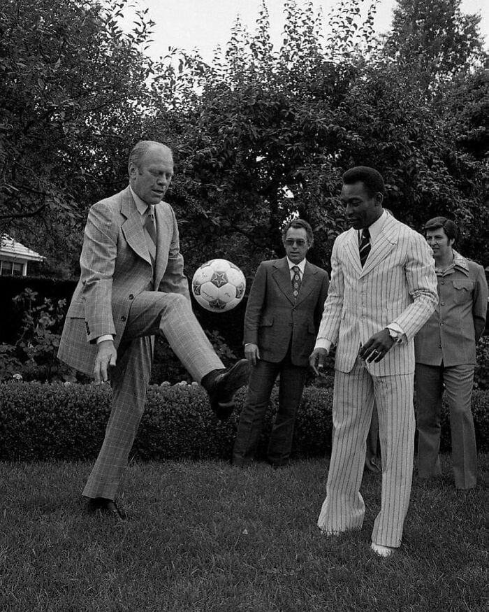 Tổng thống Mỹ Gerald Ford (trái) và huyền thoại bóng đá Pele của Brazil chơi bóng đá tại Nhà Trắng năm 1975.