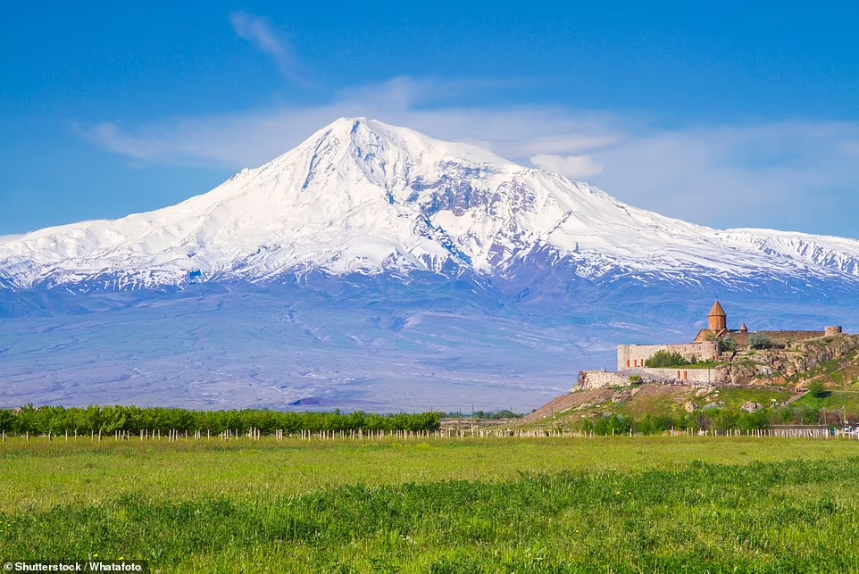 Núi Ararat là một ngọn núi lửa đang ngủ yên gần biên giới Thổ Nhĩ Kỳ với Armenia. Lonely Planet mô tả đây là một "đỉnh núi đẹp như tranh vẽ". "Trong quá trình leo núi, bạn sẽ được ngắm nhìn quang cảnh hùng vĩ của một vùng đất rộng lớn", một công ty lữ hành mô tả.
