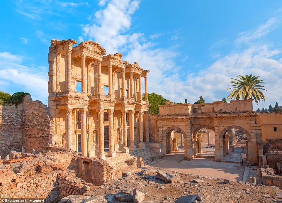 Tàn tích của Thư viện Celsus ở Ephesus - thành phố cổ cũng được UNESCO công nhận là Di sản Thế giới. "Ephesus là một trong những thành phố cổ lớn nhất và ấn tượng nhất trên thế giới", Go Turkiye bình luận.