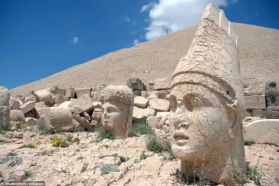 Núi Nemrut, ở đông nam Thổ Nhĩ Kỳ, là "một trong những di tích cổ đại ấn tượng nhất của đất nước".