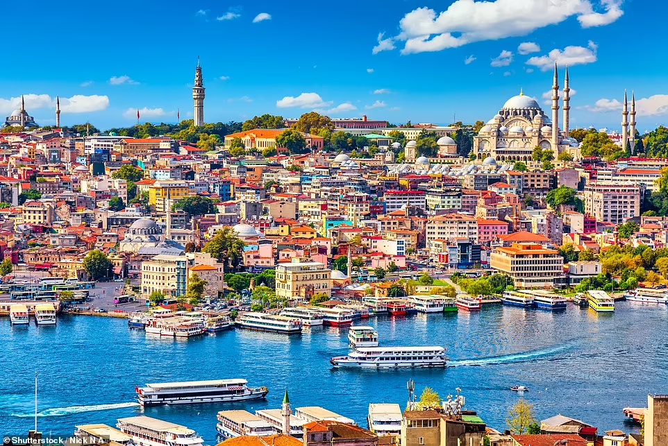 Bức ảnh chụp tại Vịnh Golden Horn, với đường chân trời Istanbul. Istanbul là một trong những thành phố được ghé thăm nhiều nhất thế giới, với 20 triệu khách du lịch mỗi năm, theo Euromonitor.