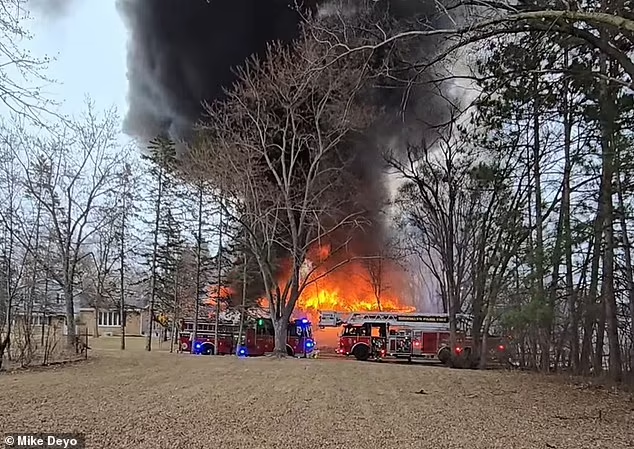 Kinh hai may bay lao xuong nha dan, boc chay ngun ngut-Hinh-2