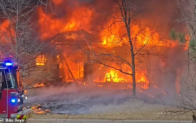 Kinh hai may bay lao xuong nha dan, boc chay ngun ngut