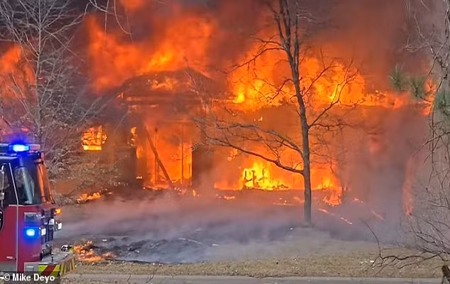 Kinh hai may bay lao xuong nha dan, boc chay ngun ngut