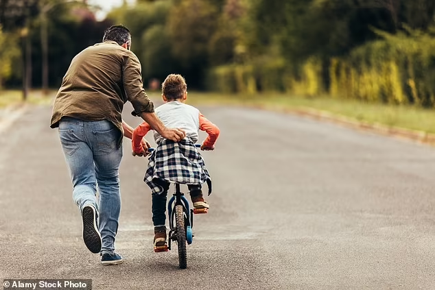 Hy huu cu ba U90 bi xe dap tong tu vong trong cong vien