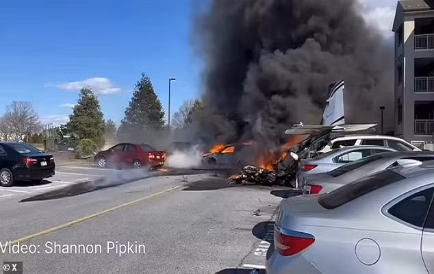 Khoanh khac may bay roi xuong vien duong lao, boc chay ngun ngut