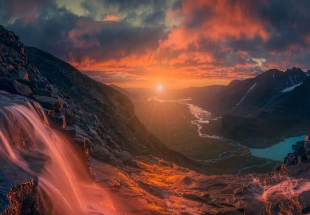 Với dân số hơn 10 triệu người, Thụy Điển là quốc gia đông dân nhất ở Bắc Âu. Trong ảnh là cảnh mặt trời mọc tuyệt đẹp ở Thụy Điển.