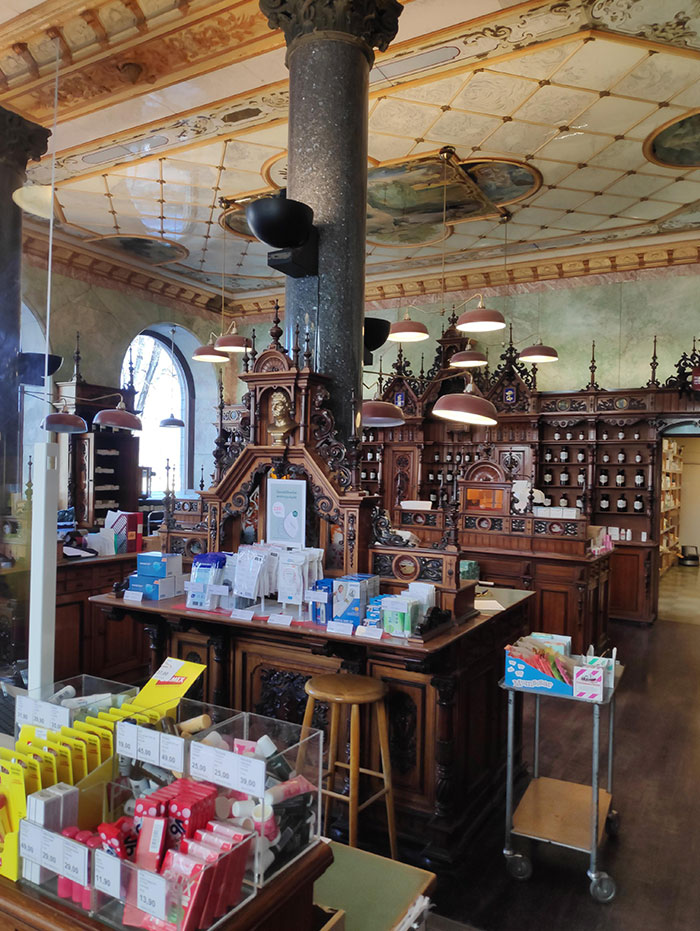 Hiệu thuốc này được xây dựng từ những năm 1800 ở Stockholm, thủ đô của Thụy Điển, vẫn giữ được thiết kế ban đầu. (Nguồn ảnh: BP)