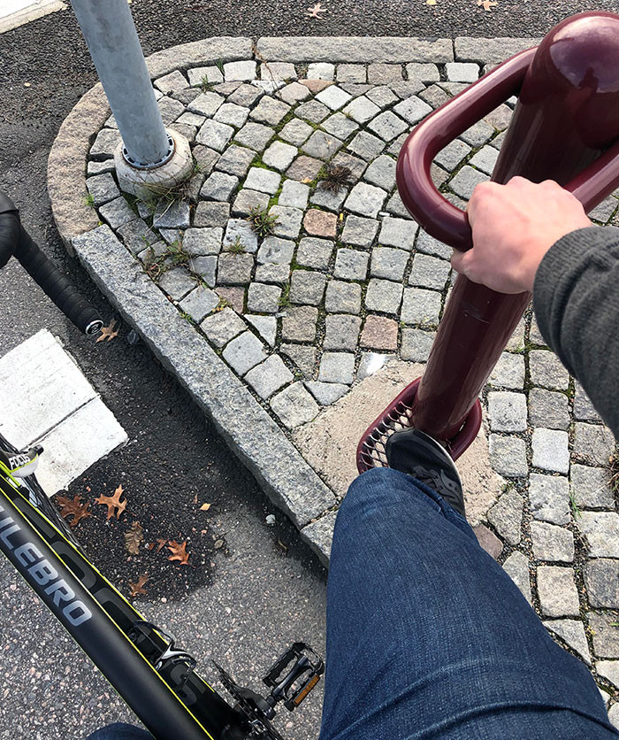 Một giá đỡ cho người đi xe đạp bám vào khi chờ đèn giao thông ở đất nước Thụy Điển.