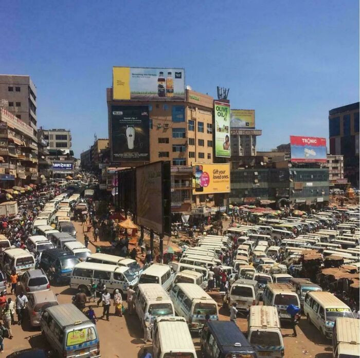 Cảnh đường phố đông đúc tại Kampala, Uganda.