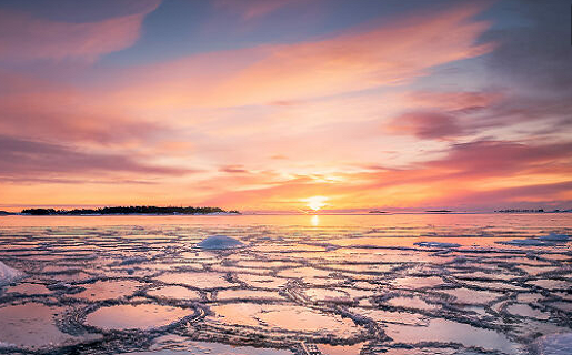 Ánh nắng mặt trời rọi xuống mặt nước đóng băng.