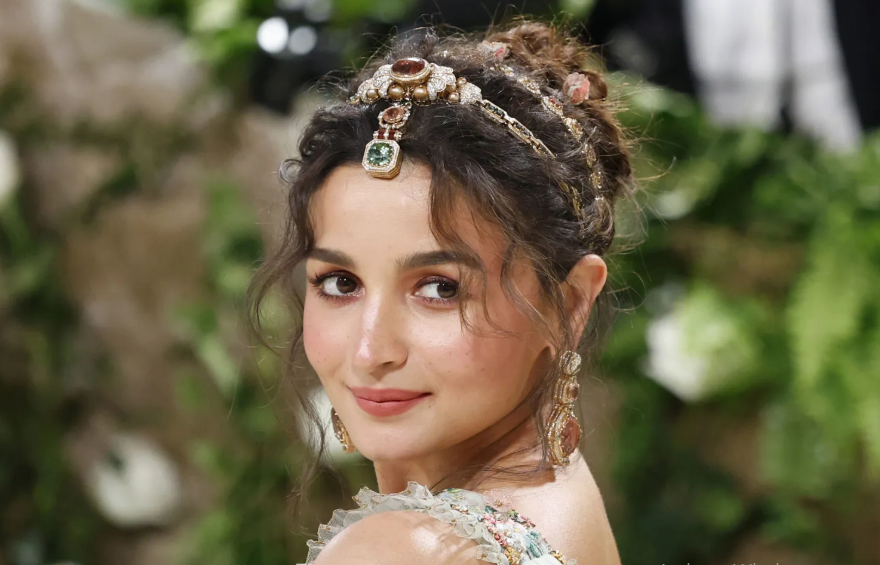 Alia Bhatt (sinh năm 1993) là một nữ diễn viên tài năng. Cô đã được tạp chí Time đưa vào danh sách 100 người có ảnh hưởng nhất năm 2024.