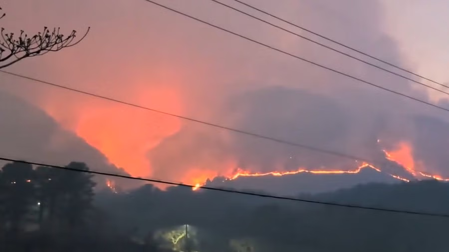 Đám cháy rừng cũng đang đe dọa một số Di sản thế giới được UNESCO công nhận như Làng dân gian Hahoe và Học viện Nho giáo Byeongsan. Ảnh: X.