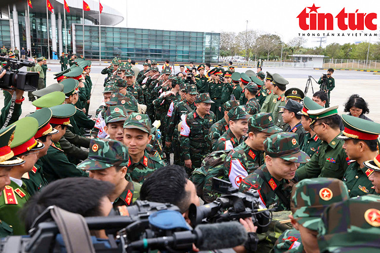 Đoàn công tác xếp hàng nghiêm trang xuất quân tại sân bay.